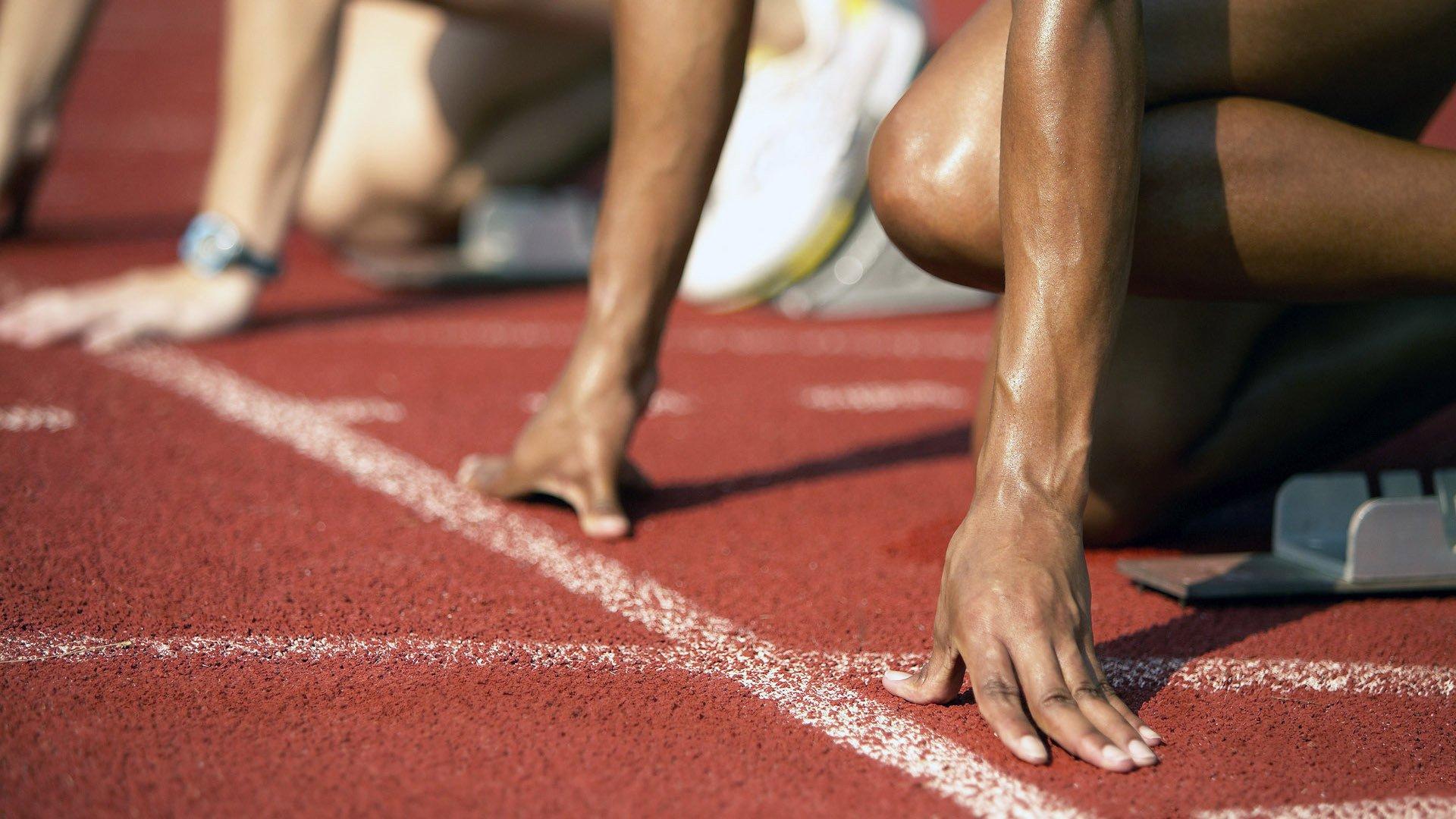 媒体人热议女篮决赛，杨毅深情寄语银牌也珍贵，女篮精神引全民共